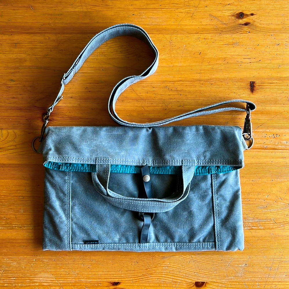 MOOP canvas bag - THE PAPERBACK IN SHARK